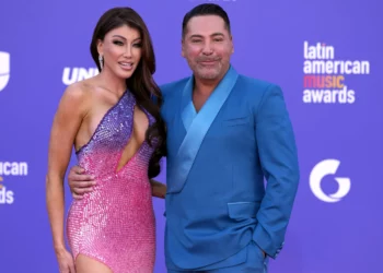 Óscar de la Hoya vuelve a hacer el ridículo con polémico video junto a su pareja