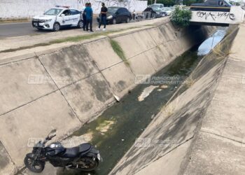 Motociclista termina al fondo de canal pluvial en la Francisco Villa