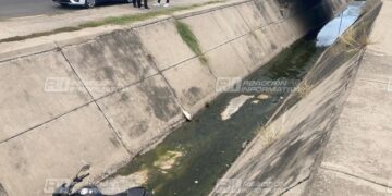 Motociclista termina al fondo de canal pluvial en la Francisco Villa