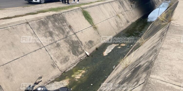 Motociclista termina al fondo de canal pluvial en la Francisco Villa