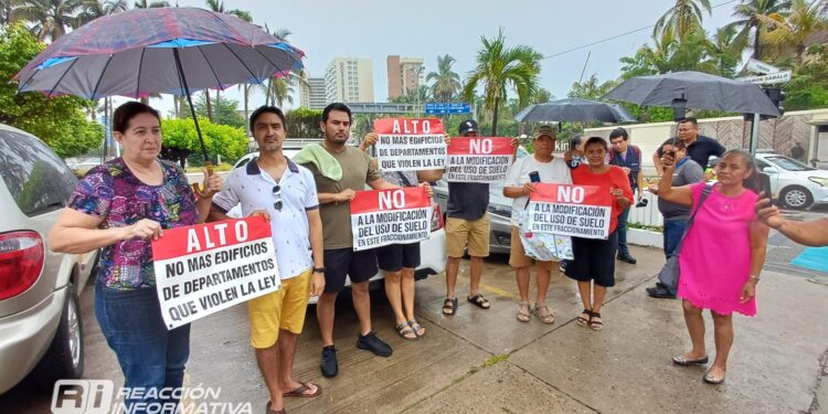 Vecinos de Sábalo Country en Mazatlán protestan contra cambio de uso de suelo y construcción de edificios