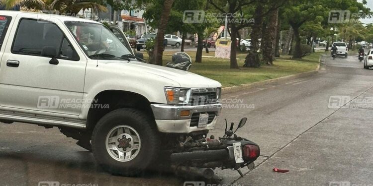 Motociclista es derribado en la Av. Bicentenario de la Francisco Villa