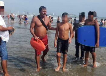 Turistas son rescatados del mar por salvavidas del Escuadrón Acuático