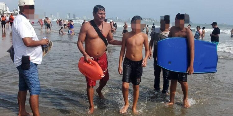 Turistas son rescatados del mar por salvavidas del Escuadrón Acuático