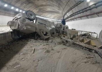 Vuelca tractocamión cargado de cemento en túnel de la autopista Durango-Mazatlán