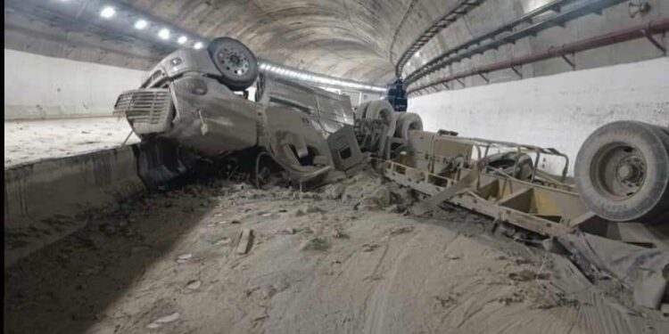 Vuelca tractocamión cargado de cemento en túnel de la autopista Durango-Mazatlán