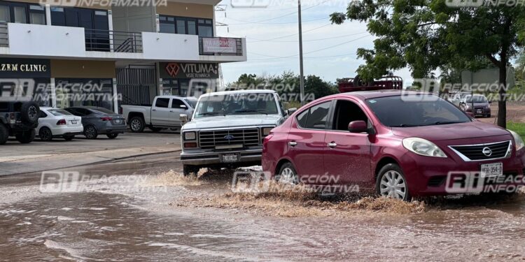 ¿Y el Gobierno?; lluvias “destrozan” vía alterna por construcción de puente de la Colosio, el agua llega a la glorieta de la Santa Rosa