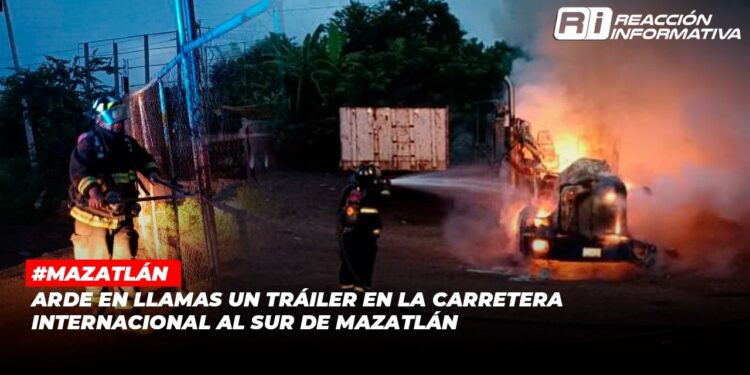 Arde en llamas un tráiler en la carretera Internacional al sur de Mazatlán