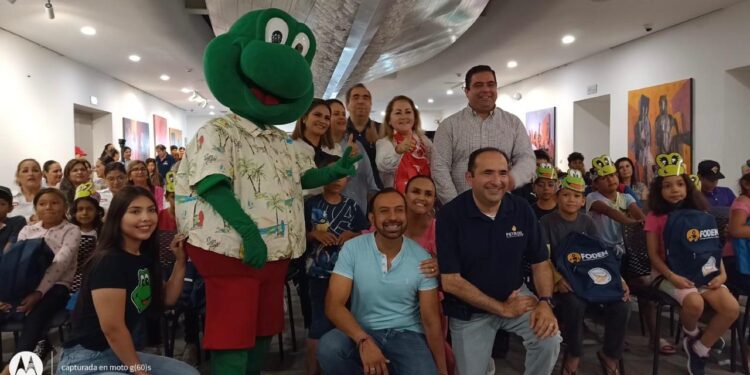 FODEN hace entrega de mochilas con útiles escolares a estudiantes en Mazatlán