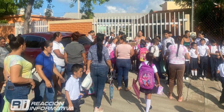 Escuelas primarias de la zona 031 inician ciclo escolar sin contratiempos, excepto la Vicente Guerrero
