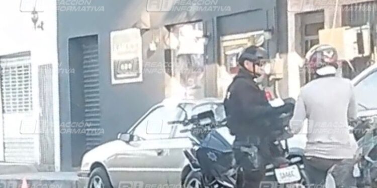 Alcalde de Mazatlán amaga con todo el peso de la ley a policía que pidió “mordida”