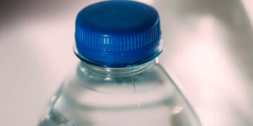 Consumo de bebidas envasadas en plástico afectaría la presión arterial