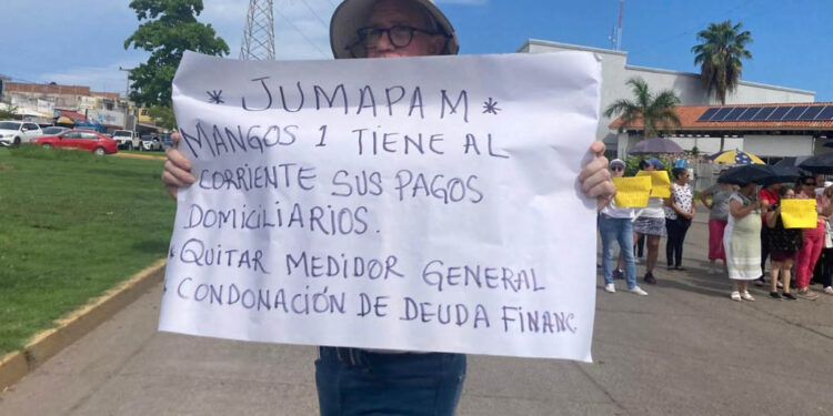 Sin agua y con adeudo de más de 4 mdp se manifiestan colonos de Mangos 1 en Mazatlán