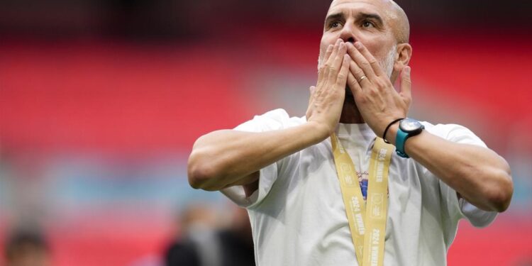 Pep Guardiola regala 13 mil dólares a cada trabajador del Manchester City para agradecer su apoyo en la temporada pasada