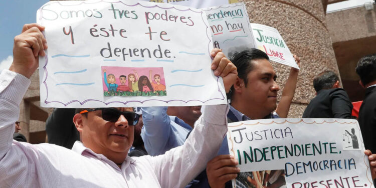 “El asunto es con los de arriba, no pasa nada con su movimiento”: AMLO a trabajadores del Poder Judicial en paro