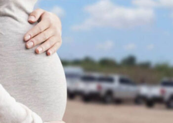 Mujeres dan brutal golpiza a embarazada; el bebé está en riesgo