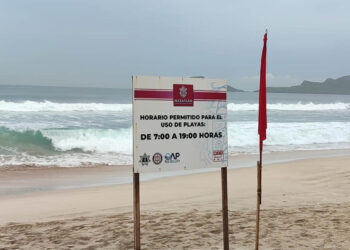 ¡Atención Bañistas!, autoridades de Mazatlán piden extremar precauciones por alto oleaje en algunas playas