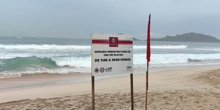 ¡Atención Bañistas!, autoridades de Mazatlán piden extremar precauciones por alto oleaje en algunas playas