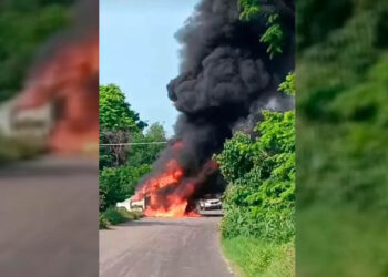 Queman vehículos y bloquean carreteras en Michoacán
