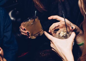Cuatro de cada 10 adultos en México consumen de forma excesiva alcohol, advierten organizaciones