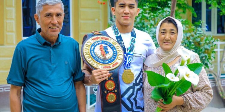 ¿Quién es Asadkhuja Muydinkhujaev? Boxeador que peleará contra Marco Verde en la Final de París 2024