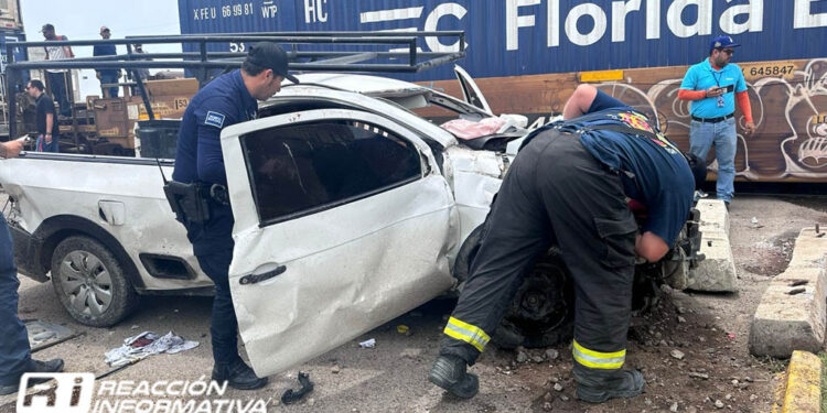 Automovilista intenta ganarle al tren y es arrollado; los hechos al norte de Mazatlán