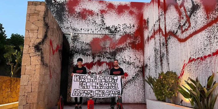 Video: Activistas climáticos vandalizan mansión de Messi en Ibiza
