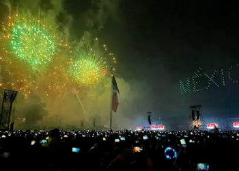 En el 214 aniversario del Grito de Independencia, 200 mil personas abarrotaron el Zócalo