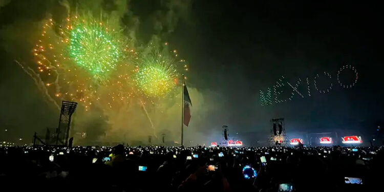 En el 214 aniversario del Grito de Independencia, 200 mil personas abarrotaron el Zócalo