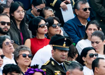 ¿Los invitó AMLO? Christian Nodal y Ángela Aguilar roban miradas en el desfile militar de este 16 de septiembre