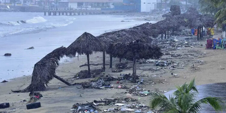 ‘John’ sigue azotando el Pacífico mexicano; reportan varias víctimas mortales