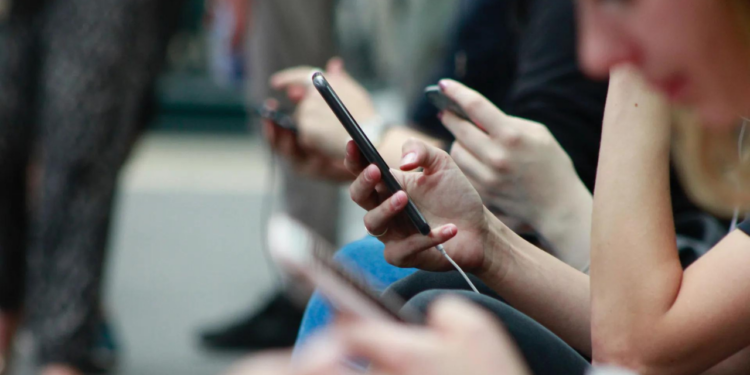 Estudio de la OMS descarta que uso del móvil se relacione con el cáncer de cerebro