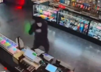 Asaltante termina baleado tras intentar robar una tienda, el dueño se defendió: VIDEO