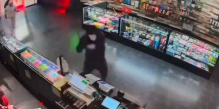 Asaltante termina baleado tras intentar robar una tienda, el dueño se defendió: VIDEO