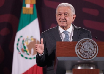 Persona que aventó botellazo, vinculado a la red de traficantes de influencia en el Poder Judicial, dice AMLO