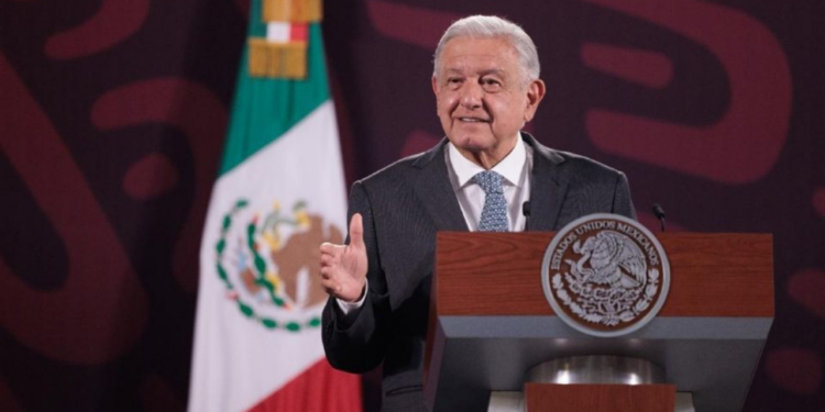 Persona que aventó botellazo, vinculado a la red de traficantes de influencia en el Poder Judicial, dice AMLO