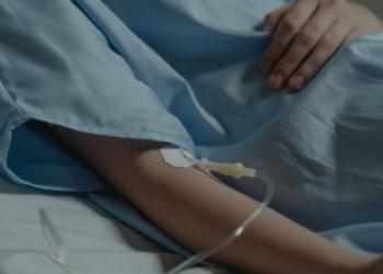 Hombre mata a niña de 2 años y la oculta en una maleta; vecinos lo linchan y escapa del hospital
