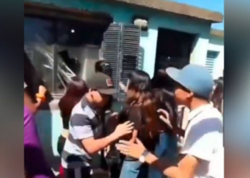 Intentan linchar a dos alumnas que abusaron sexualmente de una niña con discapacidad: VIDEO