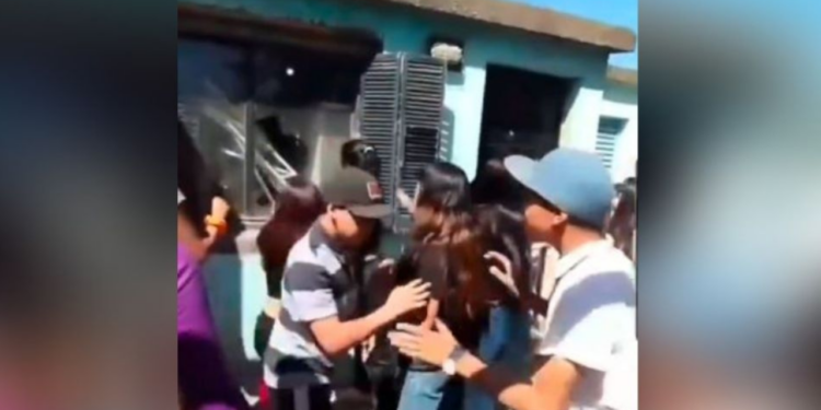 Intentan linchar a dos alumnas que abusaron sexualmente de una niña con discapacidad: VIDEO