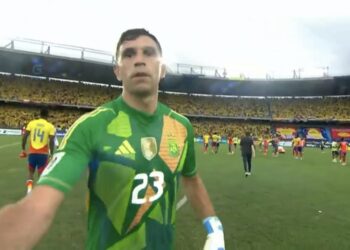 ‘Dibu’ Martínez es tachado de mal perdedor por dar un ‘manotazo’ a una cámara tras la derrota de Argentina en Colombia