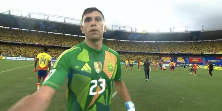 ‘Dibu’ Martínez es tachado de mal perdedor por dar un ‘manotazo’ a una cámara tras la derrota de Argentina en Colombia