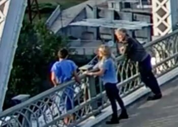 Bon Jovi salva a una mujer de saltar de un puente peatonal en Nashville (Video)