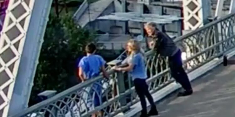 Bon Jovi salva a una mujer de saltar de un puente peatonal en Nashville (Video)