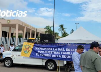 Cientos de Universitarios se Manifiestan en el Congreso de Sinaloa