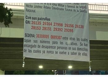 Colocan manta en puente de Culiacán acusa a mandos militares de desapariciones forzadas