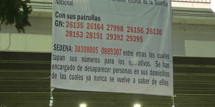 Colocan manta en puente de Culiacán acusa a mandos militares de desapariciones forzadas