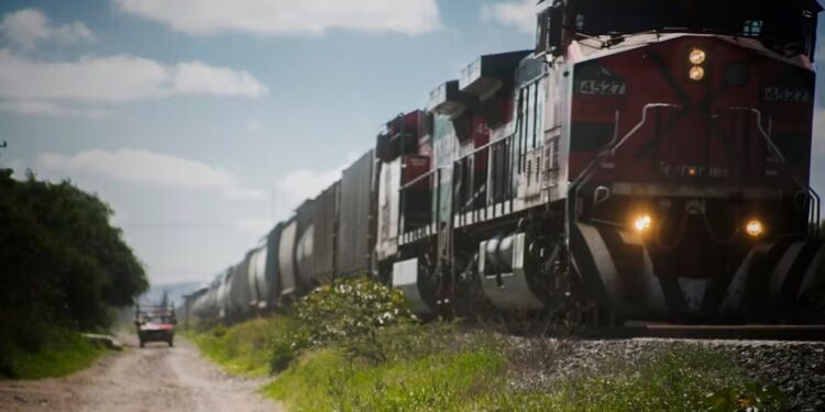 Tren de carga se descarrila en Sinaloa, deja tres personas heridas