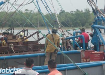 Se registra explosión en barco camaronero, muere un trabajador y otro resulta ileso