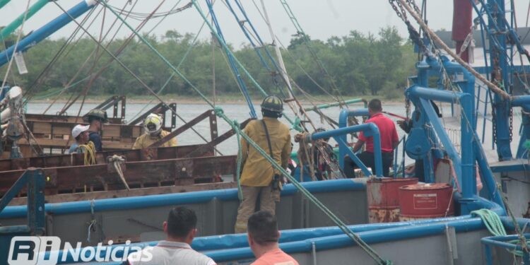 Se registra explosión en barco camaronero, muere un trabajador y otro resulta ileso