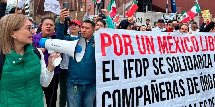 Trabajadores del PJ y estudiantes marchan hacia el Senado contra la reforma de AMLO